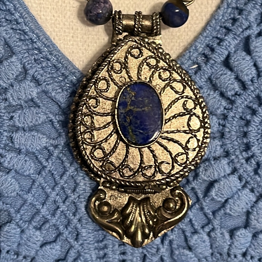 Vintage tribal Silvertone and lapis necklace - Picture 2 of 12